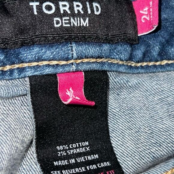 Plus Size Torrid Capri Glitter Cuff Denim Capris Size 24 #66 - Picture 3 of 5